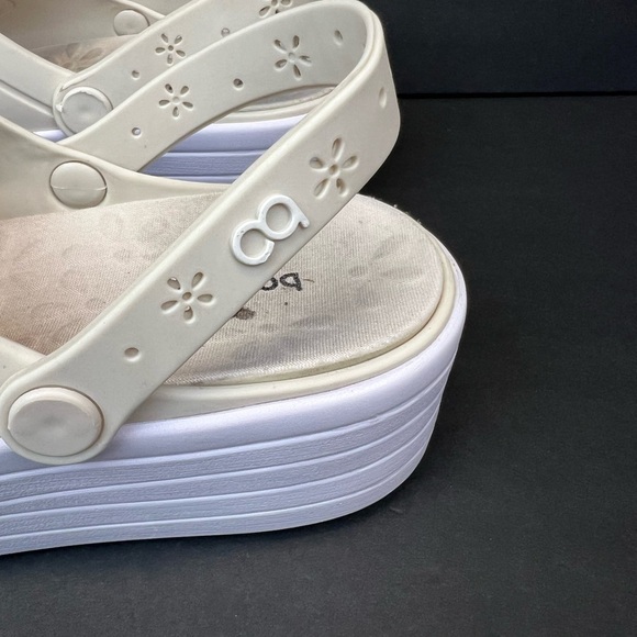 Boaonda Cream and White Perforated Platform Clogs Women’s Size 9 - Picture 4 of 10